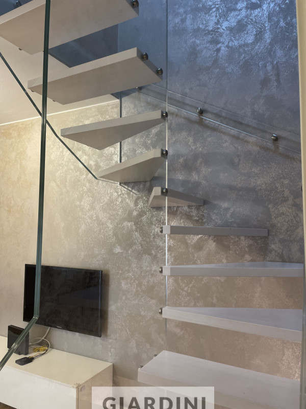 Scopri un'eleganza senza tempo in questo splendido appartamento trilocale situato al secondo pian...