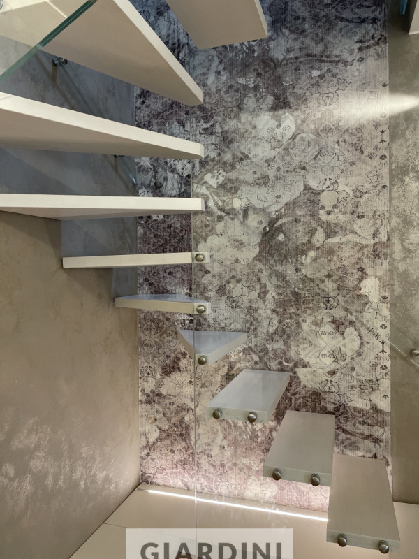 Scopri un'eleganza senza tempo in questo splendido appartamento trilocale situato al secondo pian...