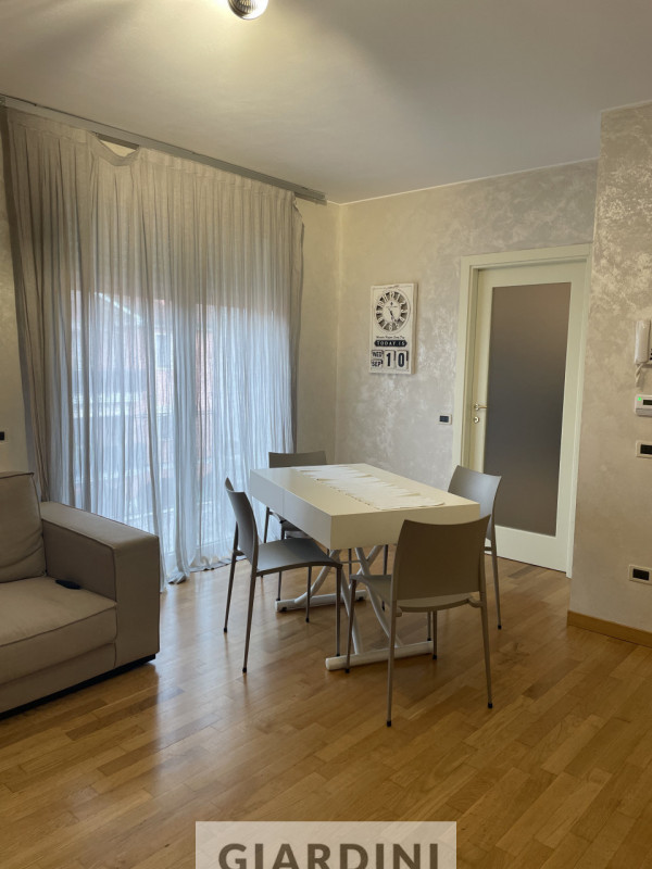 Scopri un'eleganza senza tempo in questo splendido appartamento trilocale situato al secondo pian...