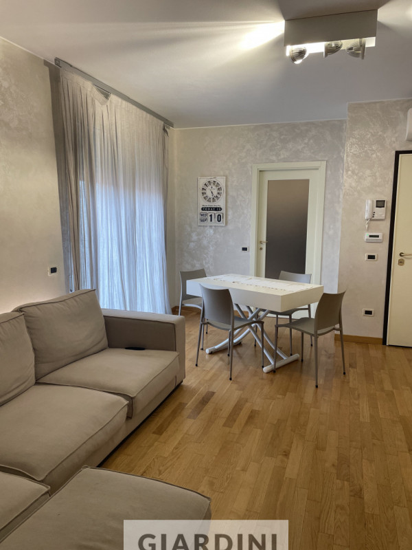 Scopri un'eleganza senza tempo in questo splendido appartamento trilocale situato al secondo pian...