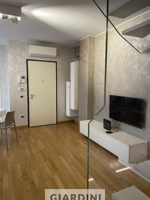 Scopri un'eleganza senza tempo in questo splendido appartamento trilocale situato al secondo pian...