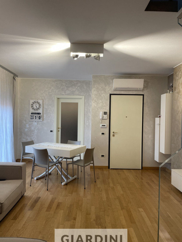 Scopri un'eleganza senza tempo in questo splendido appartamento trilocale situato al secondo pian...