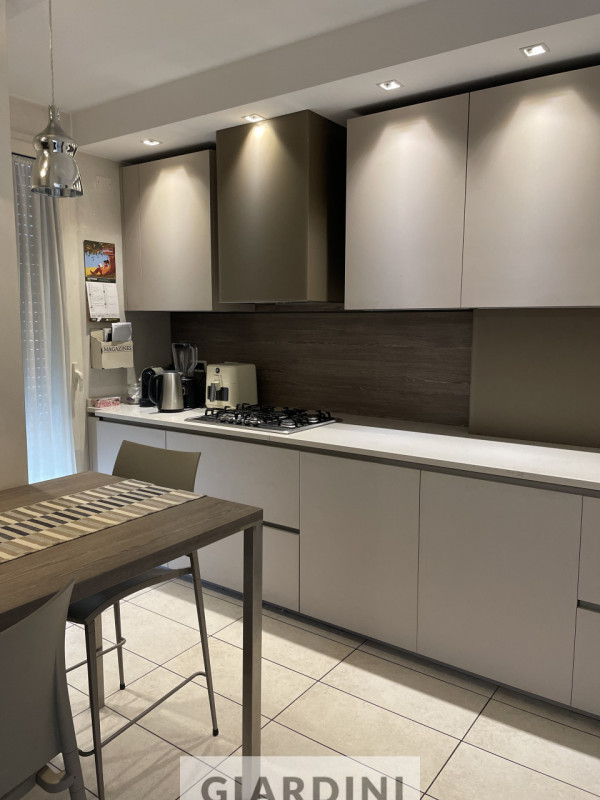 Scopri un'eleganza senza tempo in questo splendido appartamento trilocale situato al secondo pian...