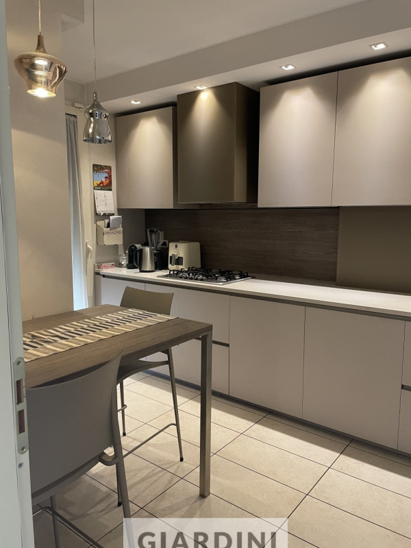 Scopri un'eleganza senza tempo in questo splendido appartamento trilocale situato al secondo pian...