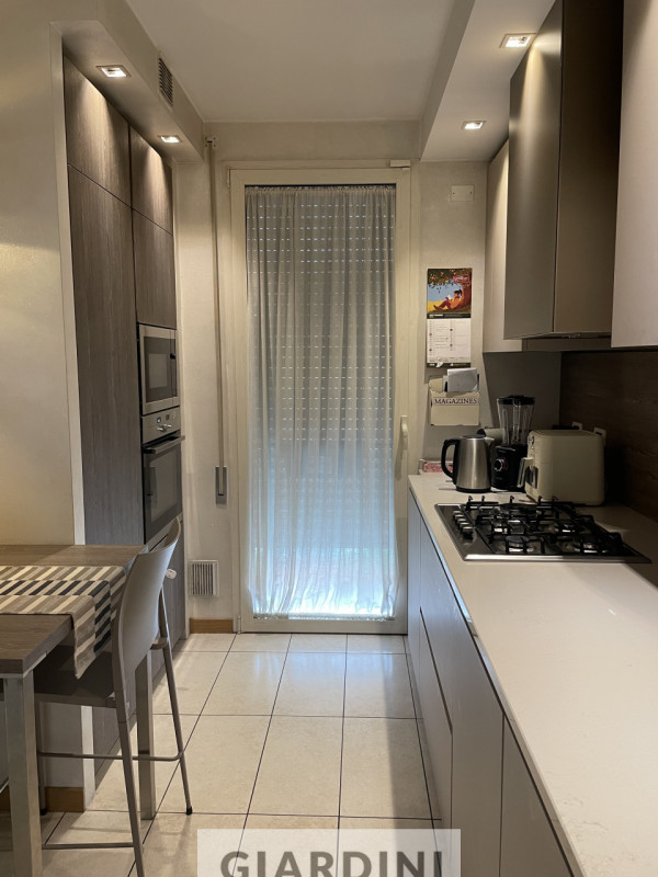 Scopri un'eleganza senza tempo in questo splendido appartamento trilocale situato al secondo pian...