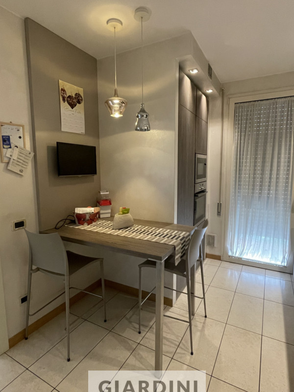 Scopri un'eleganza senza tempo in questo splendido appartamento trilocale situato al secondo pian...