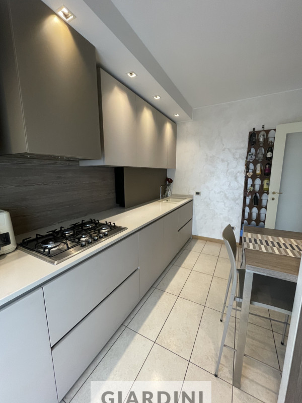 Scopri un'eleganza senza tempo in questo splendido appartamento trilocale situato al secondo pian...