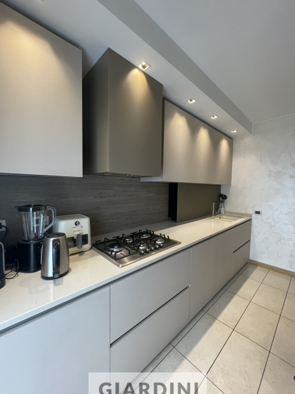 Scopri un'eleganza senza tempo in questo splendido appartamento trilocale situato al secondo pian...