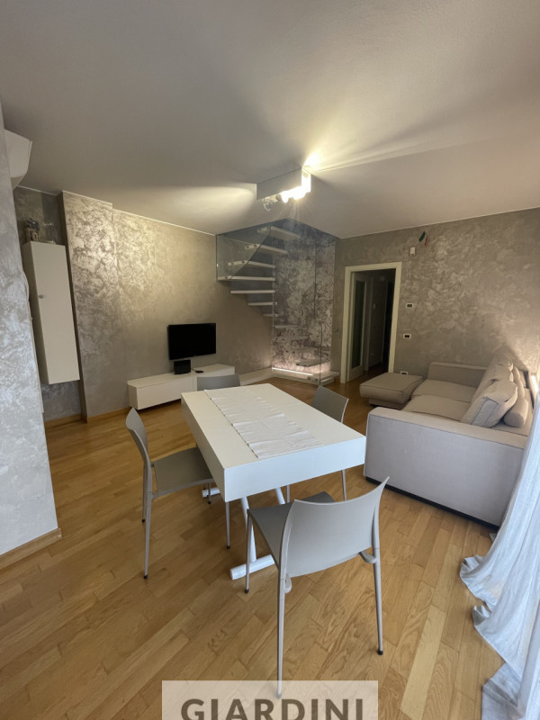 Scopri un'eleganza senza tempo in questo splendido appartamento trilocale situato al secondo pian...