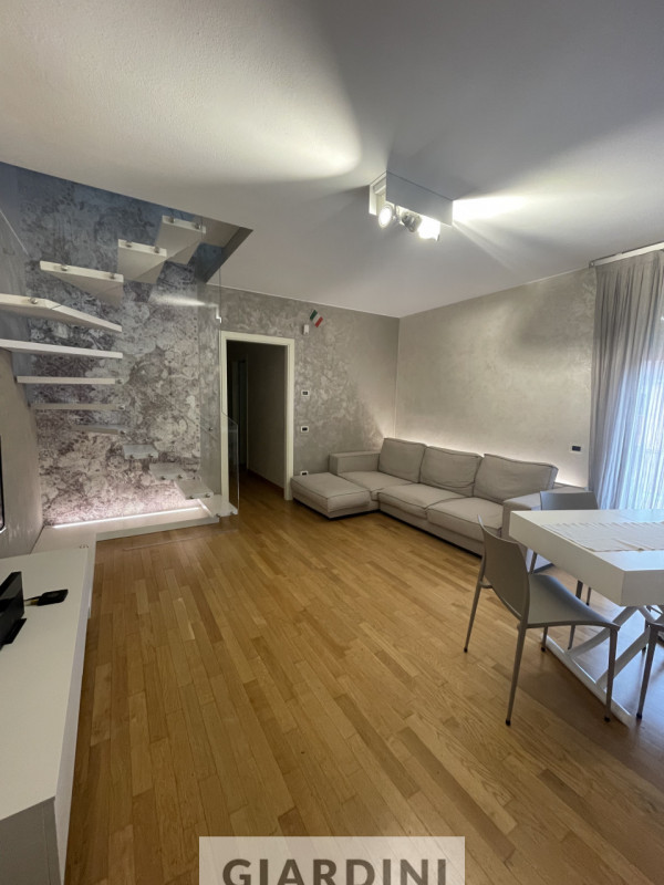 Scopri un'eleganza senza tempo in questo splendido appartamento trilocale situato al secondo pian...