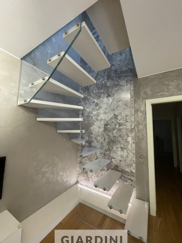 Scopri un'eleganza senza tempo in questo splendido appartamento trilocale situato al secondo pian...