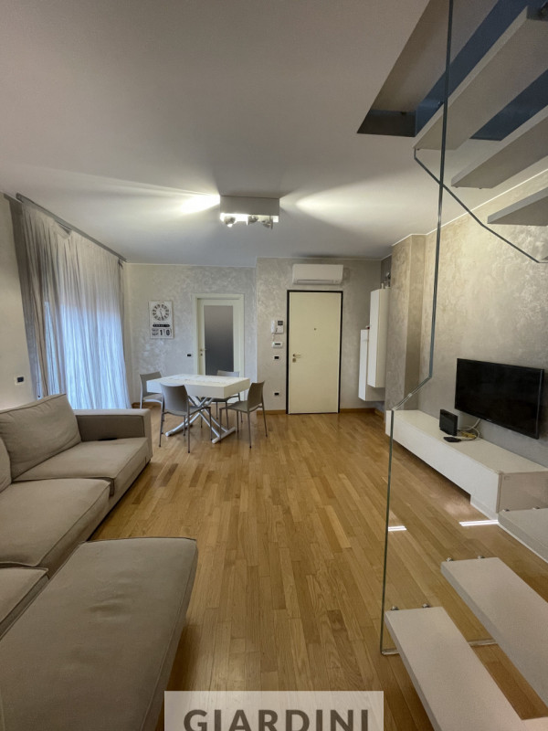 Scopri un'eleganza senza tempo in questo splendido appartamento trilocale situato al secondo pian...