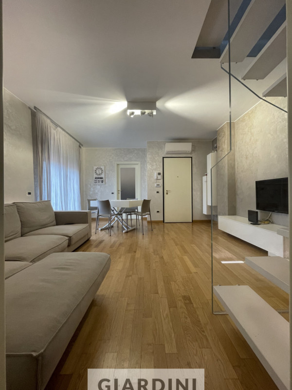 Scopri un'eleganza senza tempo in questo splendido appartamento trilocale situato al secondo pian...