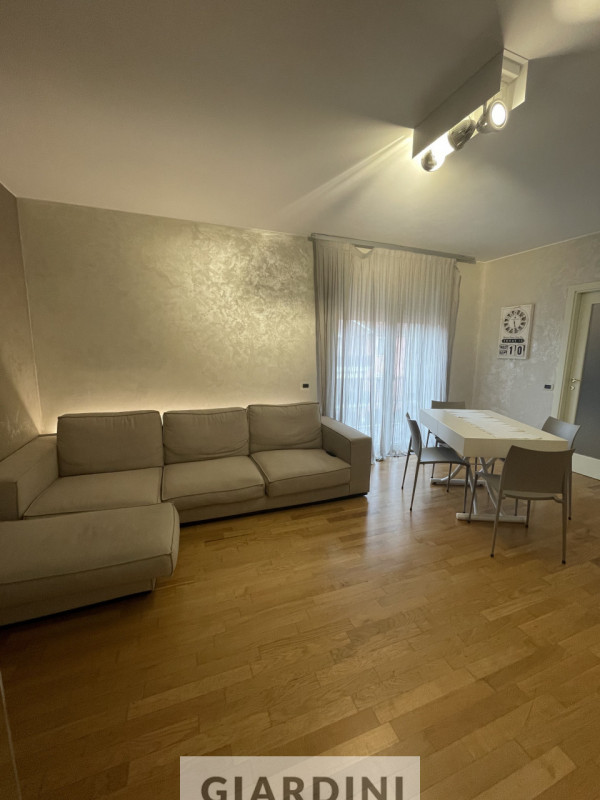 Scopri un'eleganza senza tempo in questo splendido appartamento trilocale situato al secondo pian...