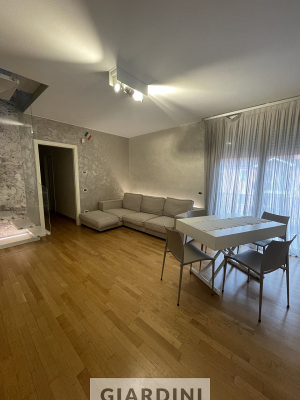 Scopri un'eleganza senza tempo in questo splendido appartamento trilocale situato al secondo pian...