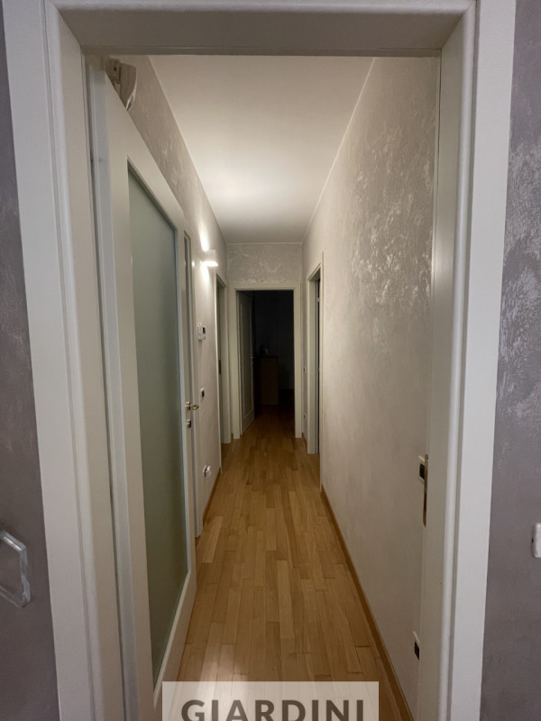 Scopri un'eleganza senza tempo in questo splendido appartamento trilocale situato al secondo pian...