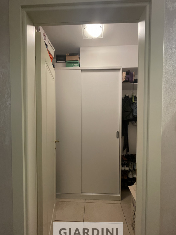 Scopri un'eleganza senza tempo in questo splendido appartamento trilocale situato al secondo pian...