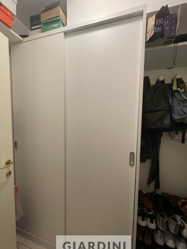 Scopri un'eleganza senza tempo in questo splendido appartamento trilocale situato al secondo pian...