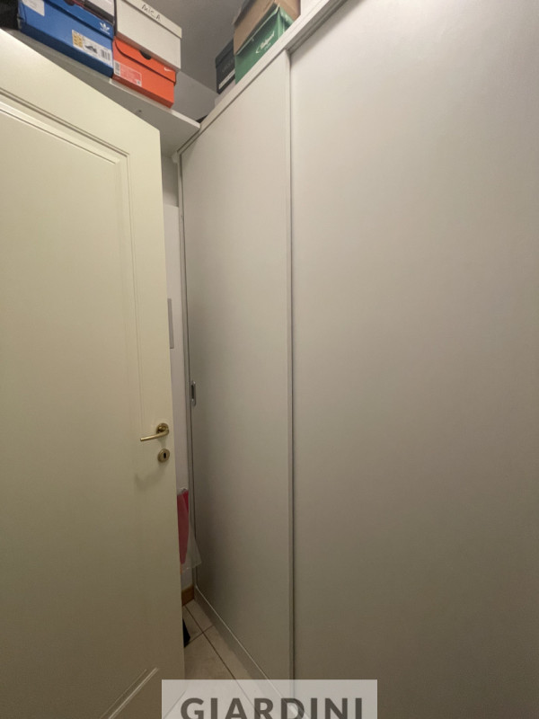 Scopri un'eleganza senza tempo in questo splendido appartamento trilocale situato al secondo pian...