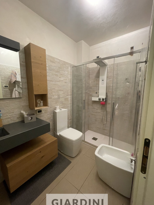 Scopri un'eleganza senza tempo in questo splendido appartamento trilocale situato al secondo pian...