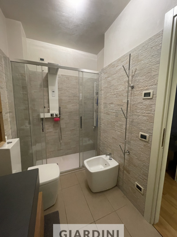 Scopri un'eleganza senza tempo in questo splendido appartamento trilocale situato al secondo pian...