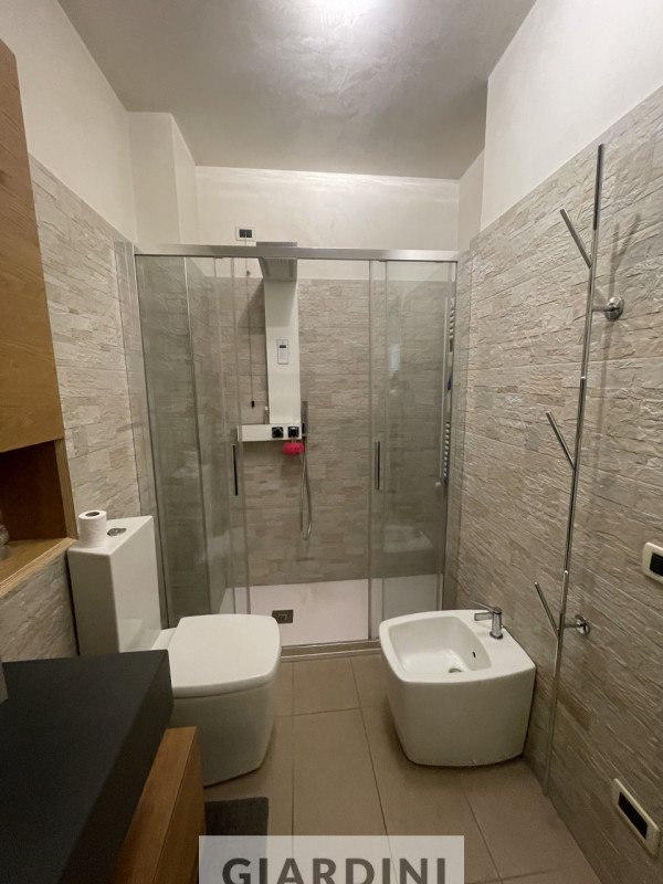 Scopri un'eleganza senza tempo in questo splendido appartamento trilocale situato al secondo pian...