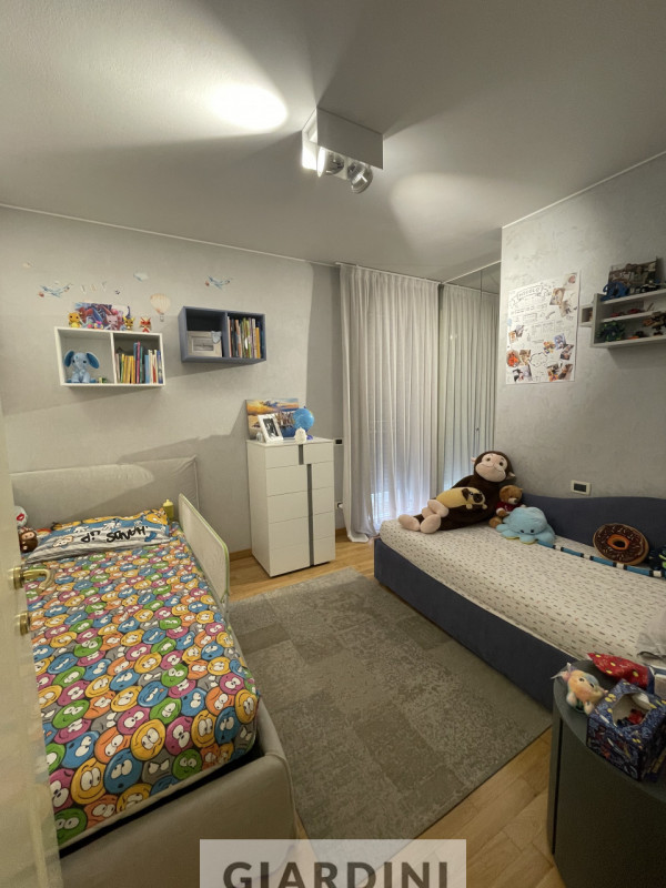 Scopri un'eleganza senza tempo in questo splendido appartamento trilocale situato al secondo pian...