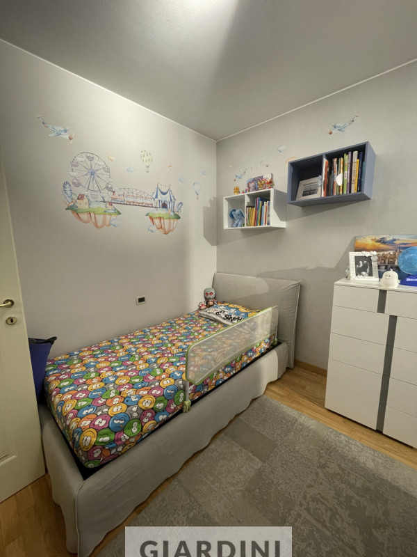 Scopri un'eleganza senza tempo in questo splendido appartamento trilocale situato al secondo pian...