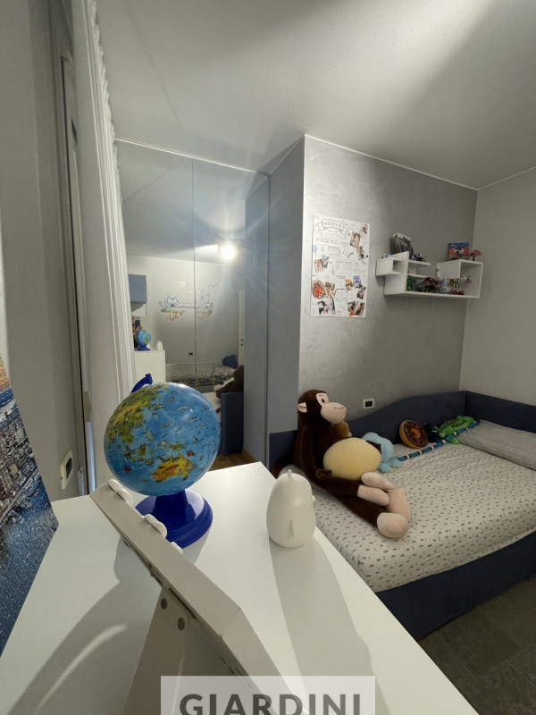 Scopri un'eleganza senza tempo in questo splendido appartamento trilocale situato al secondo pian...