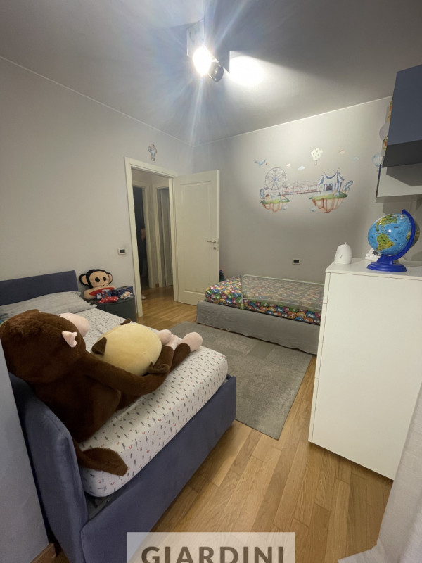 Scopri un'eleganza senza tempo in questo splendido appartamento trilocale situato al secondo pian...