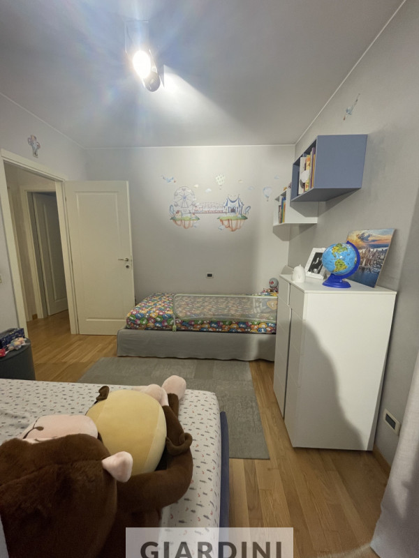 Scopri un'eleganza senza tempo in questo splendido appartamento trilocale situato al secondo pian...