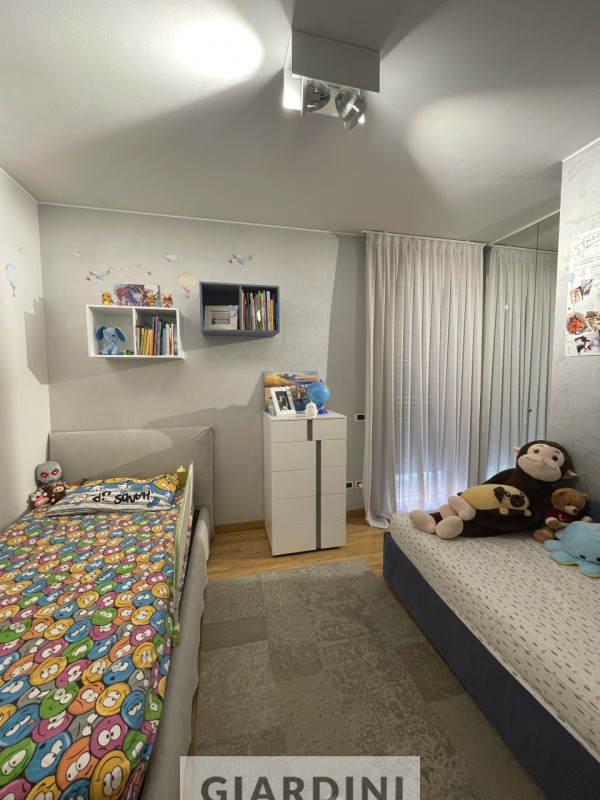 Scopri un'eleganza senza tempo in questo splendido appartamento trilocale situato al secondo pian...