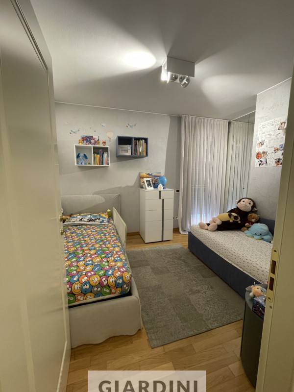 Scopri un'eleganza senza tempo in questo splendido appartamento trilocale situato al secondo pian...