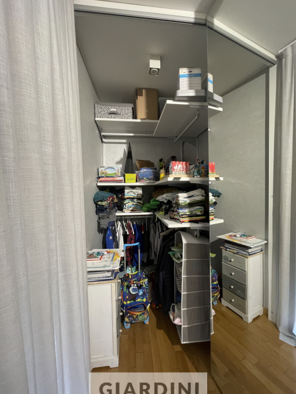 Scopri un'eleganza senza tempo in questo splendido appartamento trilocale situato al secondo pian...