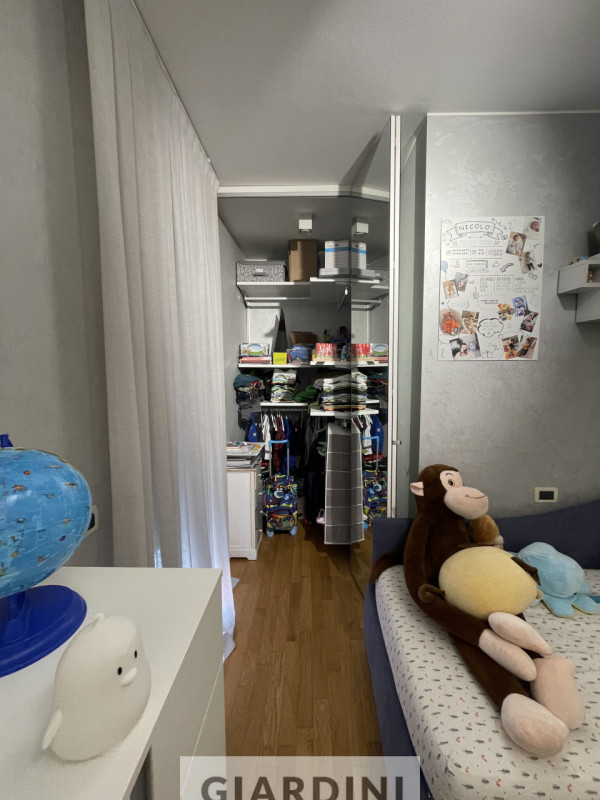 Scopri un'eleganza senza tempo in questo splendido appartamento trilocale situato al secondo pian...