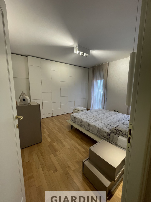 Scopri un'eleganza senza tempo in questo splendido appartamento trilocale situato al secondo pian...