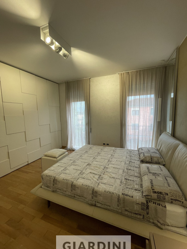 Scopri un'eleganza senza tempo in questo splendido appartamento trilocale situato al secondo pian...