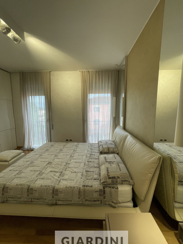 Scopri un'eleganza senza tempo in questo splendido appartamento trilocale situato al secondo pian...