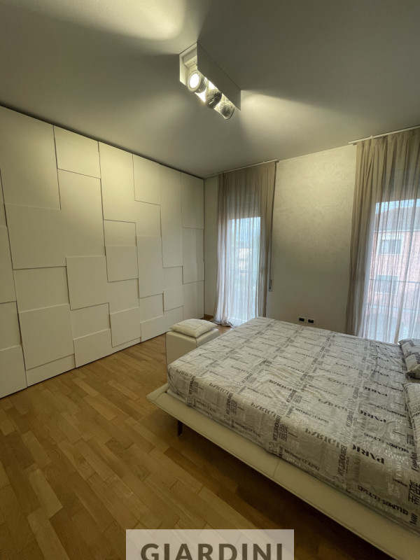 Scopri un'eleganza senza tempo in questo splendido appartamento trilocale situato al secondo pian...