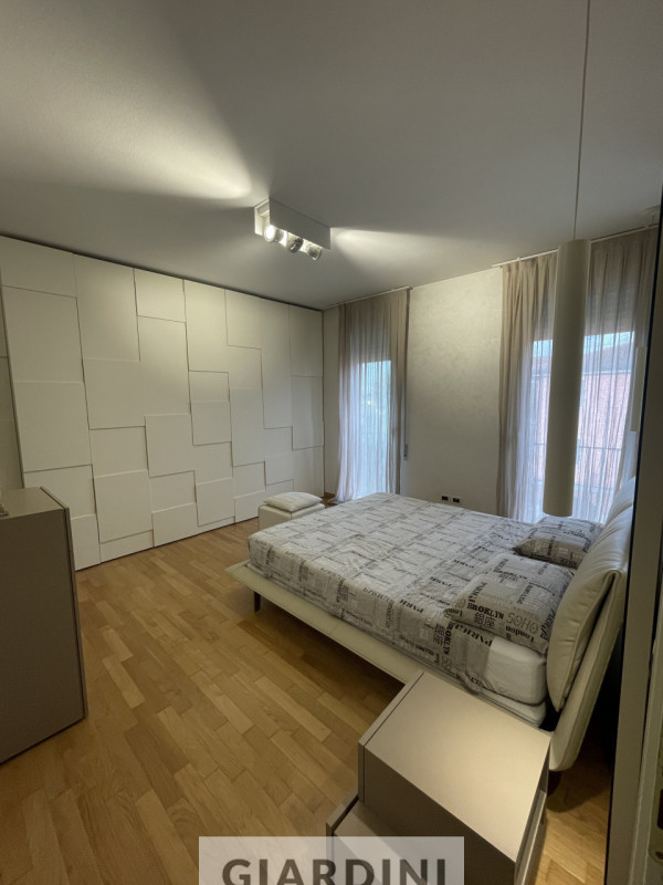 Scopri un'eleganza senza tempo in questo splendido appartamento trilocale situato al secondo pian...