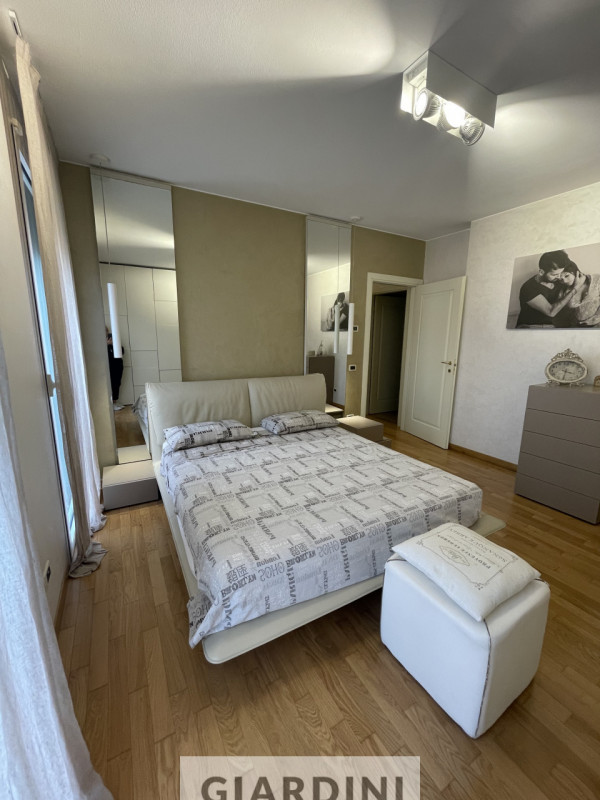 Scopri un'eleganza senza tempo in questo splendido appartamento trilocale situato al secondo pian...