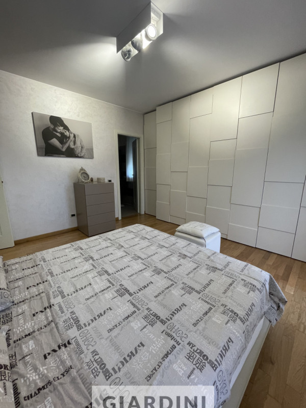 Scopri un'eleganza senza tempo in questo splendido appartamento trilocale situato al secondo pian...