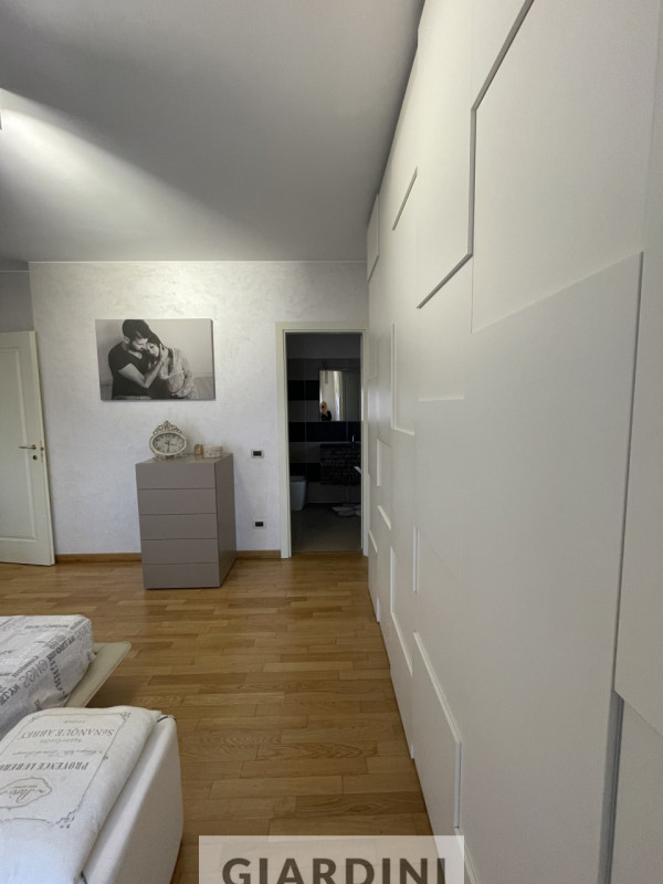 Scopri un'eleganza senza tempo in questo splendido appartamento trilocale situato al secondo pian...