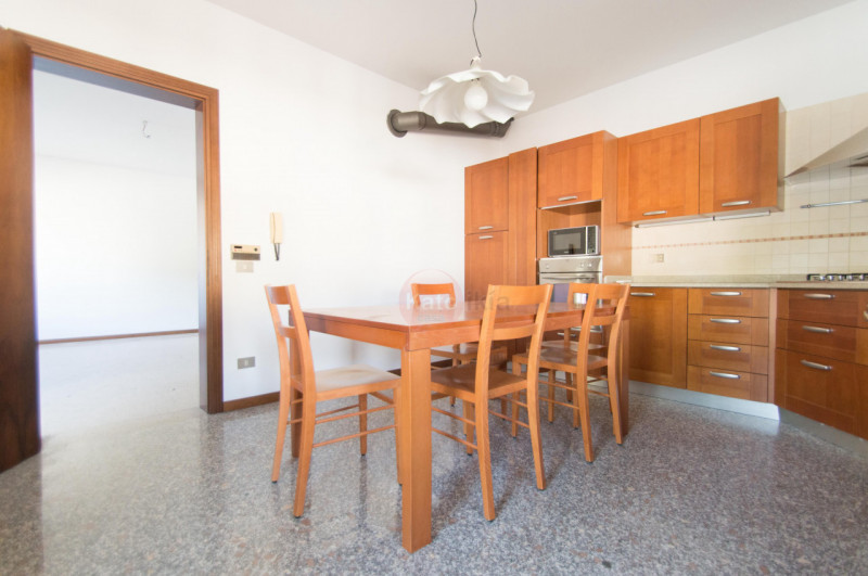 Zona centrale, in contesto residenziale tranquillo, proponiamo porzione di villetta bifamiliare a...