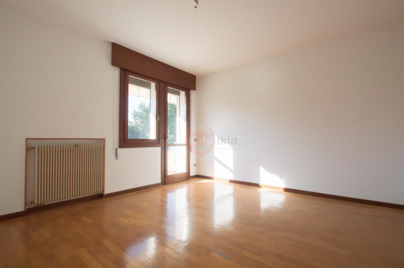 Zona centrale, in contesto residenziale tranquillo, proponiamo porzione di villetta bifamiliare a...