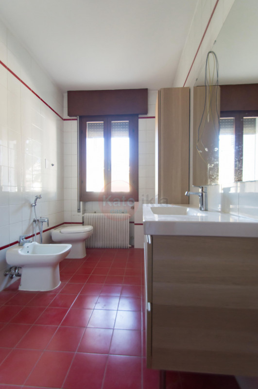 Zona centrale, in contesto residenziale tranquillo, proponiamo porzione di villetta bifamiliare a...