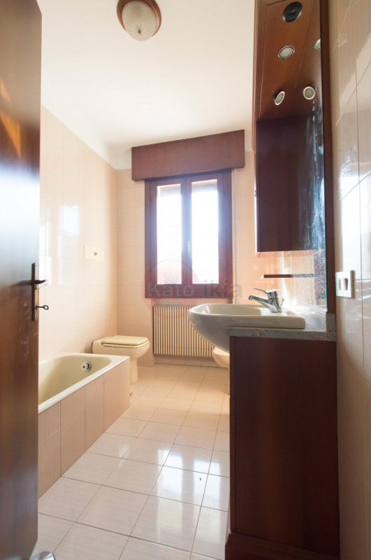 Zona centrale, in contesto residenziale tranquillo, proponiamo porzione di villetta bifamiliare a...