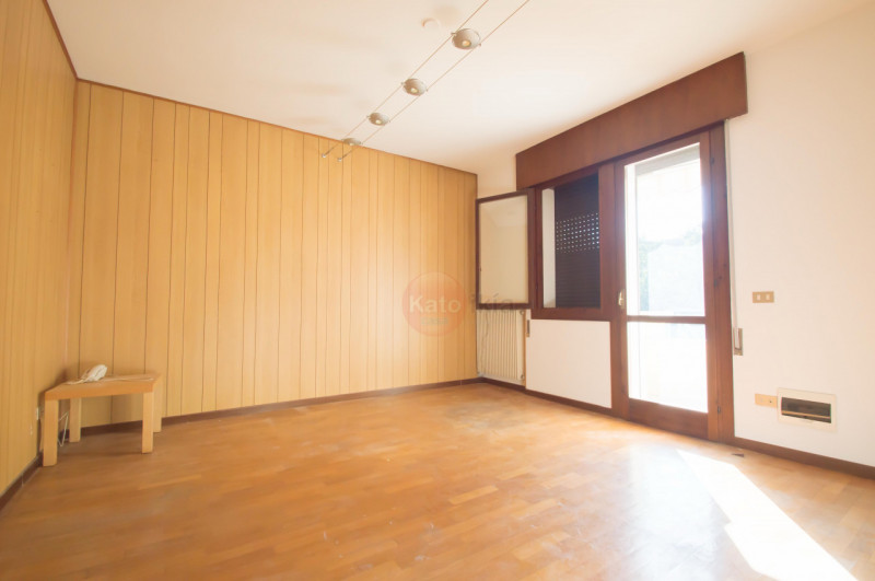 Zona centrale, in contesto residenziale tranquillo, proponiamo porzione di villetta bifamiliare a...