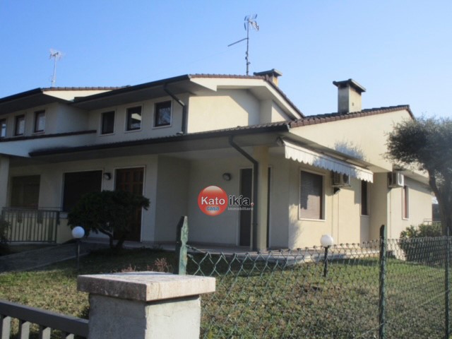 Zona centrale, in contesto residenziale tranquillo, proponiamo porzione di villetta bifamiliare a...