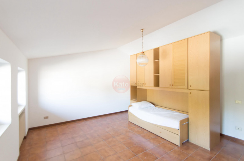 Zona centrale, in contesto residenziale tranquillo, proponiamo porzione di villetta bifamiliare a...